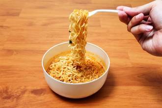 吃泡麵别搭「危险组合」医示警：肝肾代谢负担暴增