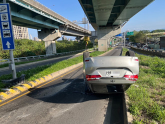 台65板橋匝道意外翻車　2女自行脫困！警協助排除