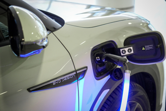 特斯拉慘輸！比亞迪黑科技超震撼 「5分鐘400公里」通殺歐美車廠