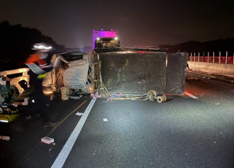 國10嶺口段小貨車自撞護欄側翻 駕駛受傷送醫
