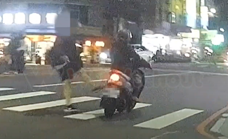 行人的反擊！他遇未禮讓機車 「奮力一踢」竟是這結局