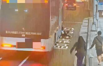 車門夾人拖行 三重客運遭重罰6萬