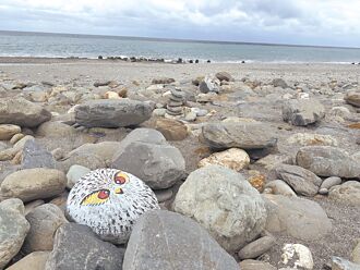 台東 畫家彩繪石頭 民眾海濱尋寶