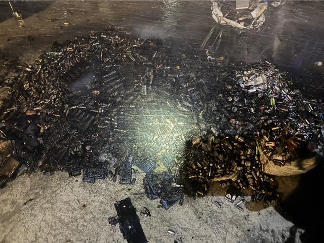 桃园市八德区昨日晚间某资收场发生1起火警，起火点为室外储放废电池回收区。（第一大队提供）