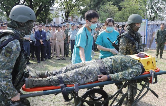  国防部表示，今年将规划7场次「军、公、民营医疗整合演练」。图为去年于南部地区办理情形。
（本报资料照片）