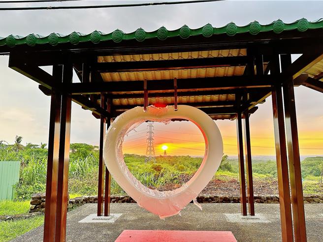 西拉雅国家风景区管理处原在白河水库风景区内的厅舍，位处半山腰，可以鸟瞰嘉南平原，业者设置户外装置艺术行销美景。（翁廷芳提供／张毓翎台南传真）