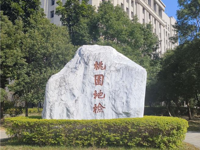 国防大学教授葛明德涉嫌1997年开始担任117案国科会与科技部的计画及共同主持人，其中包括「先进系统工程研究中心」等多项研究案，桃园地检署接获检举，怀疑其诈领经费，19日指挥台北市调查处到国防大学等地搜索，20日认为葛、张、廖涉犯诈欺罪嫌，5、5、3万元交保。至于违反国防秘密，检调尚未查得关联。（赖佑维摄）