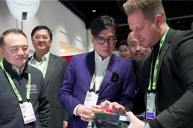 高雄市长陈其迈在NVIDIA Robotics展区，亲身体验最新机器人技术。（高市经发局提供）