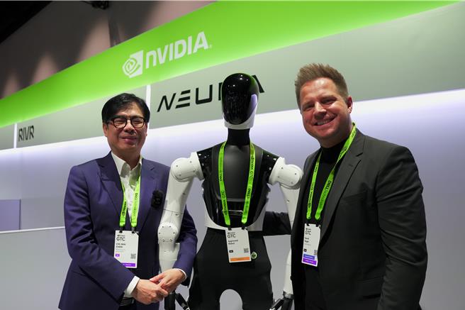 高雄市长陈其迈在NVIDIA Robotics展区，亲身体验最新机器人技术。（高市经发局提供）