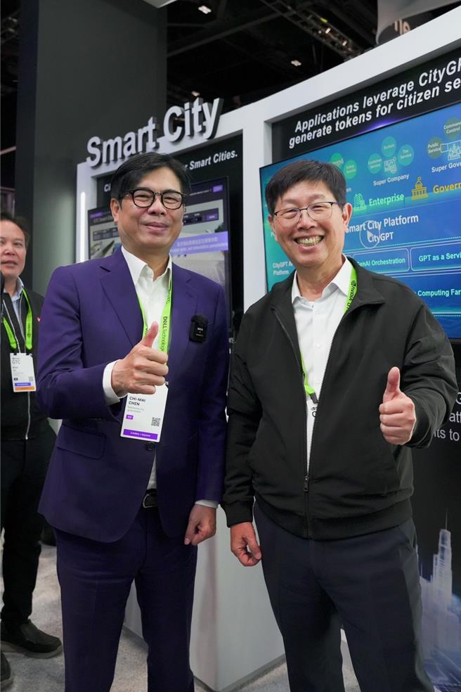 高雄市长陈其迈参观鸿海展区，关注其在AI与智慧制造领域的最新成果。（高市经发局提供）