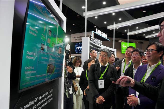 高雄市长陈其迈参观鸿海展区，关注其在AI与智慧制造领域的最新成果。（高市经发局提供）