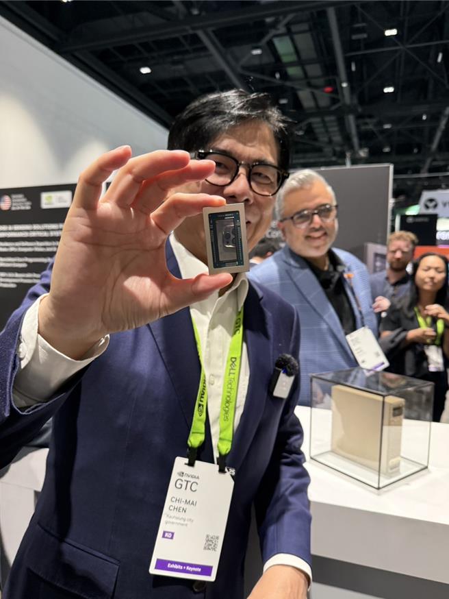 高雄市长陈其迈在联发科展位，了解行动与无线通信技术的创新。（高市经发局提供）