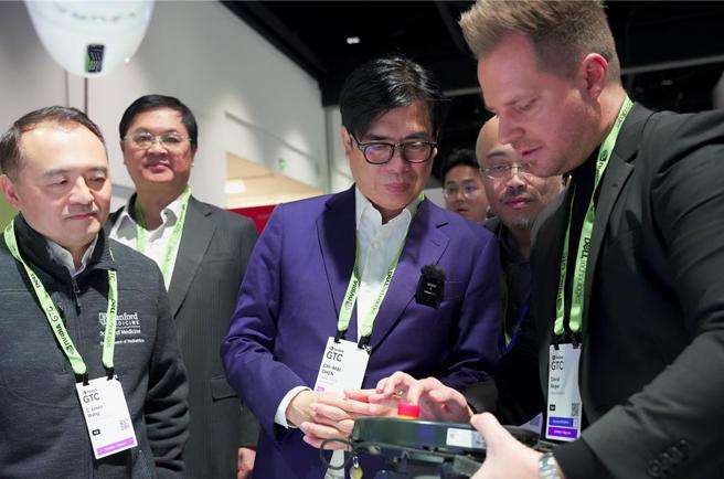 高雄市长陈其迈在NVIDIA Robotics展区，亲身体验最新机器人技术，深入了解数位孪生与人工智慧工厂解决方案的应用。图／高雄新闻局提供
