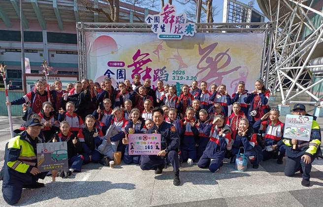 全国学生舞蹈比赛宣导交通安全，桃园警加强取缔无照驾驶。（翻摄画面）