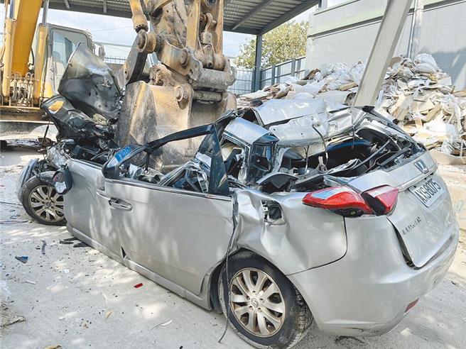 叶姓资源回收场负责人为掩护非法移工脱逃，竟驾驶怪手砸毁移民署公务车。（中时资料照片，芦洲警分局提供）