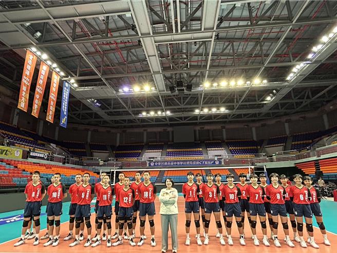 屏東縣新園國中是今年國中排球聯賽中、全台唯一男女排都進決賽的學校，為此，縣長周春米20日特別致贈2萬元加菜金給球隊加油勉勵。（謝佳潾攝）