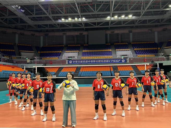 屏東縣新園國中是今年國中排球聯賽中、全台唯一男女排都進決賽的學校，為此，縣長周春米20日特別致贈2萬元加菜金給球隊加油勉勵。（謝佳潾攝）