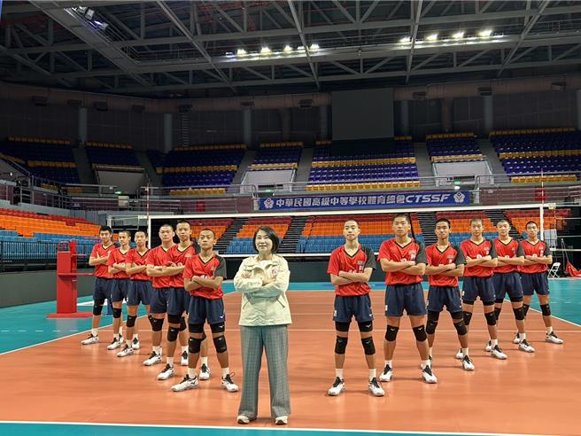 屏東縣新園國中是今年國中排球聯賽中、全台唯一男女排都進決賽的學校，為此，縣長周春米20日特別致贈2萬元加菜金給球隊加油勉勵。（謝佳潾攝）