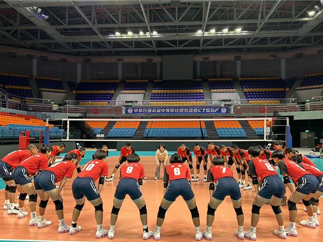 屏東縣新園國中是今年國中排球聯賽中、全台唯一男女排都進決賽的學校，為此，縣長周春米20日特別致贈2萬元加菜金給球隊加油勉勵。（謝佳潾攝）