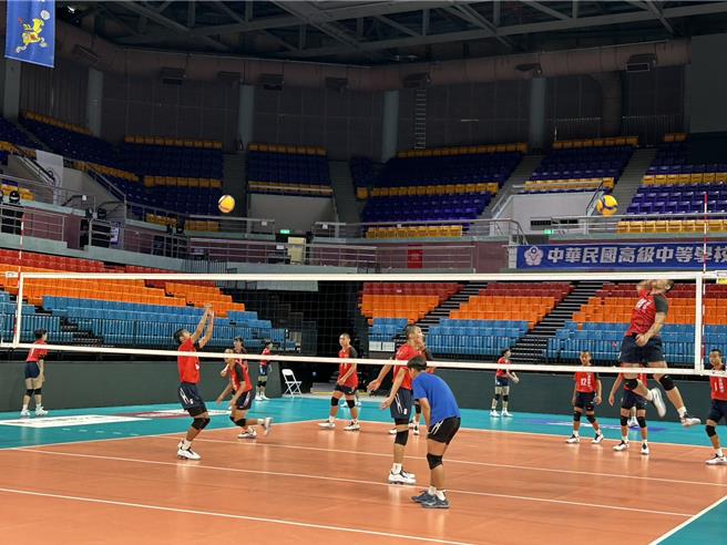 屏東縣新園國中是今年國中排球聯賽中、全台唯一男女排都進決賽的學校，為此，縣長周春米20日特別致贈2萬元加菜金給球隊加油勉勵。（謝佳潾攝）