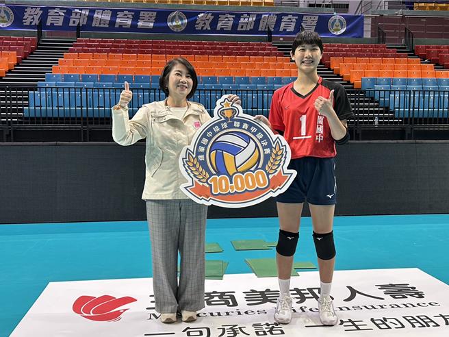 屏東縣新園國中是今年國中排球聯賽中、全台唯一男女排都進決賽的學校，為此，縣長周春米20日特別致贈2萬元加菜金給球隊加油勉勵。（謝佳潾攝）