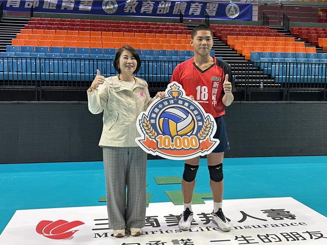 屏東縣新園國中是今年國中排球聯賽中、全台唯一男女排都進決賽的學校，為此，縣長周春米20日特別致贈2萬元加菜金給球隊加油勉勵。（謝佳潾攝）