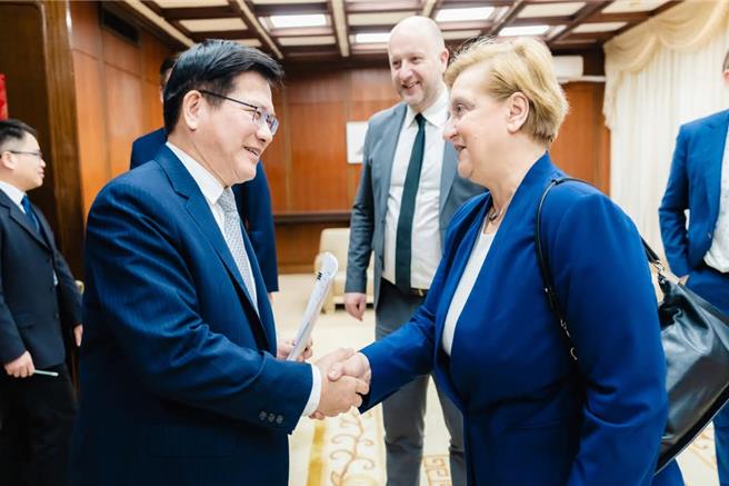 波兰近年在国际场域多次为台湾发声，林佳龙昨天会晤来台出席玉山论坛的波兰前外长芙缇嘉(Anna Fotyga)。（取自林佳龙脸书）