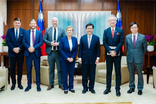 台积电在德国德勒斯登厂预计2027年量产。外交部长林佳龙表示，配合台积电投资德国德勒斯登，邻近的波兰与捷克可与德国构成「黄金三角」。（取自林佳龙脸书）