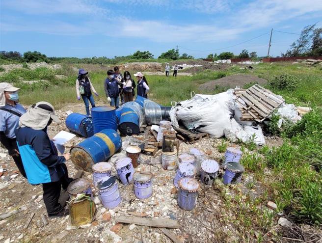 不肖业者以「假承租真弃置」手段，长期在新竹市香山区一处农地弃置6000公吨以上废弃物。（环境部提供／蔡佩珈台北传真）
