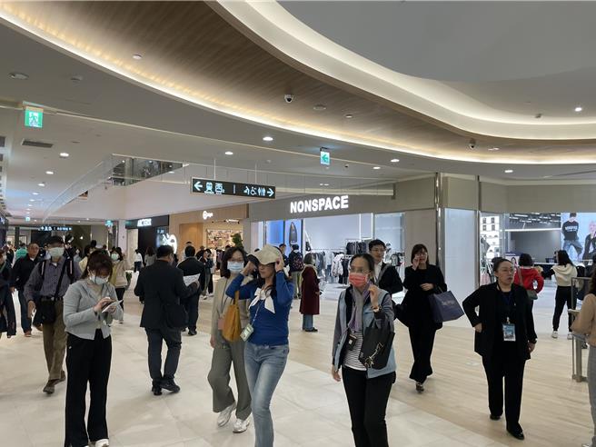 儘管今为上班日，依旧涌入不少人抢逛南港LaLaport。（朱世凯摄）