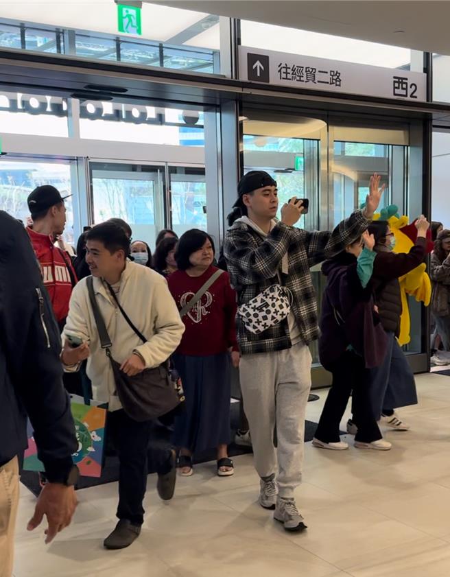 南港LaLaport今开幕，一到12：30立刻挤进大批人潮。（杨小姐提供／朱世凯台北传真）