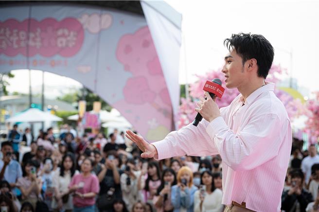 黃偉晉日前登「夢時代粉紅野餐日」開唱。（夢時代＆獎金獵人提供）