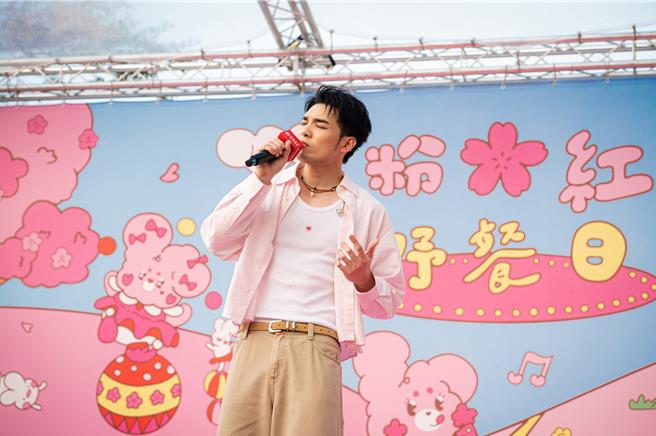 黃偉晉日前登「夢時代粉紅野餐日」開唱。（夢時代＆獎金獵人提供）