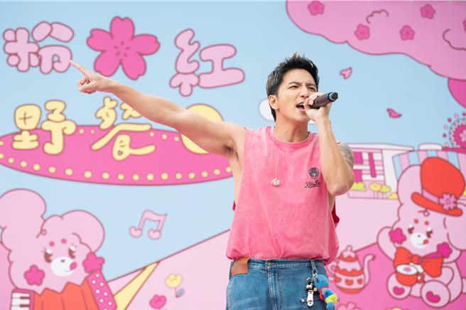 小煜日前登「夢時代粉紅野餐日」開唱。（夢時代＆獎金獵人提供）