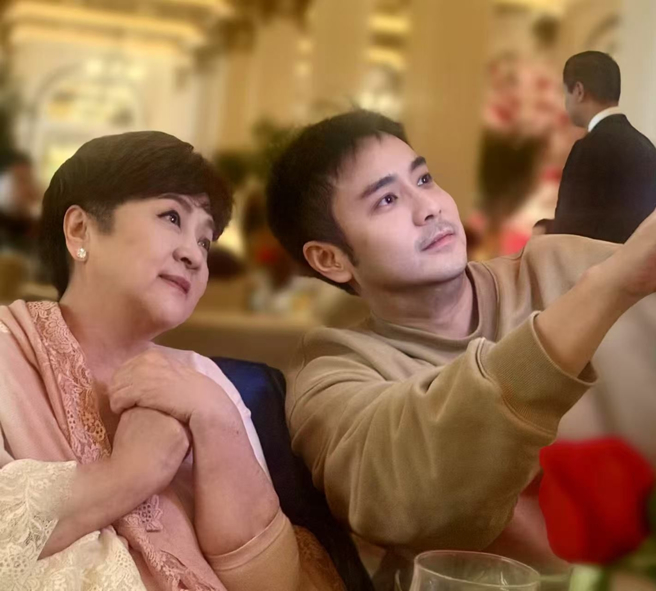 章立衡先前晒出和母亲甄珍合影。（图／翻摄自Jeremiah 章立衡脸书）