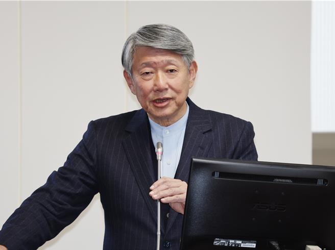 菲律宾绿电输台报告连绿委都看不懂可不可行，经济部长郭智辉今又改口说，储能船运费可从5.5元降至1.3元，此说法遭电力专家质疑。(姚志平摄)