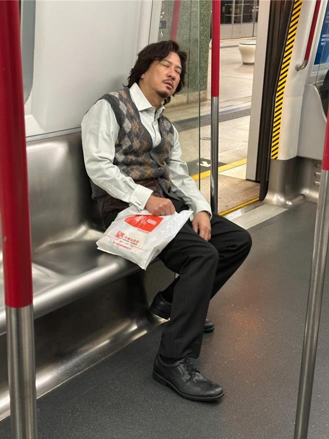 张家辉打扮成「蔡辛强」的模样在地铁上累到睡过头，被网友偷拍。（摘自Threads）