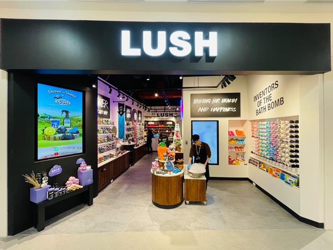 LUSH插旗南港LaLaport，标榜使用新鲜蔬果作原料，拥有700多项美妆保养品，包括浸浴、头髮、香水等系列。（品牌提供／朱世凯台北传真）