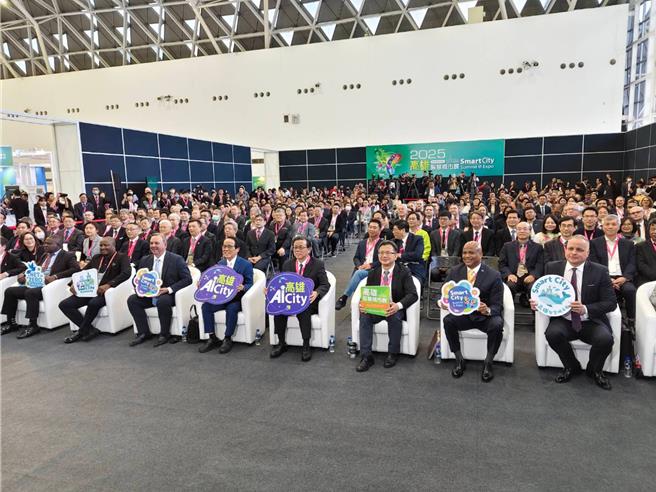 「2025高雄智慧城市展」今（20）日起一连三天在高雄展览馆登场，展出近500摊位，预计吸引逾4万人参与。（柯宗纬摄）