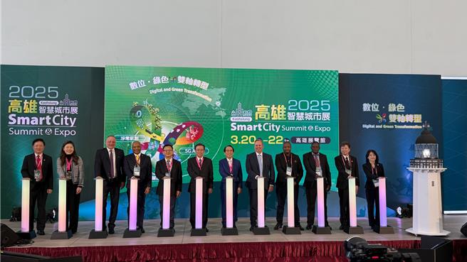 「2025高雄智慧城市展」今（20）日起一连三天在高雄展览馆登场，展出近500摊位，预计吸引逾4万人参与。（柯宗纬摄）