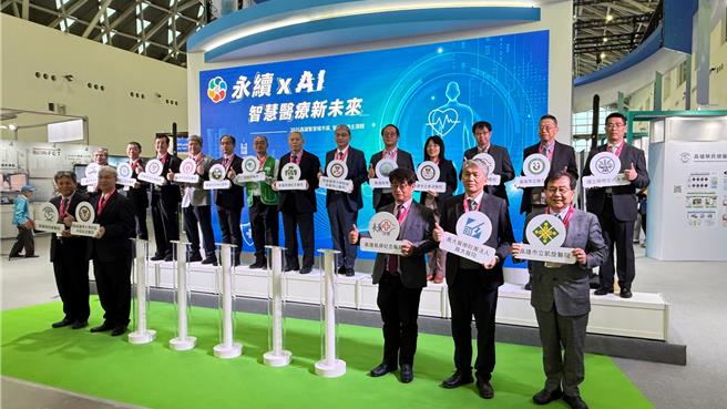 智慧医疗也是此次一大亮点，为迎接台湾2025年超高龄社会，16家医院携手国立中山大学与阳明交通大学，以「永续×AI=智慧医疗新未来」为主题打造「智慧医疗主题馆」。（柯宗纬摄）