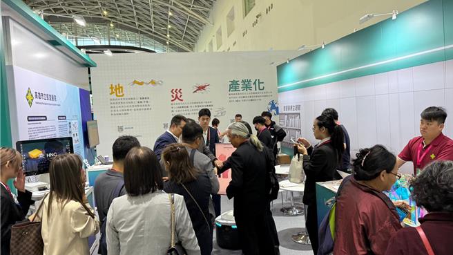 智慧医疗也是此次一大亮点，为迎接台湾2025年超高龄社会，16家医院携手国立中山大学与阳明交通大学，以「永续×AI=智慧医疗新未来」为主题打造「智慧医疗主题馆」。（柯宗纬摄）