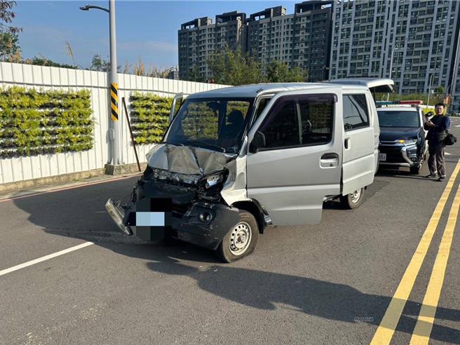 王姓通缉犯驾车摇晃遭民眾通报警方，眼见警方准备拦查，王男加速逃逸遭射爆轮胎。（竹东分局提供／邱立雅竹县传真）