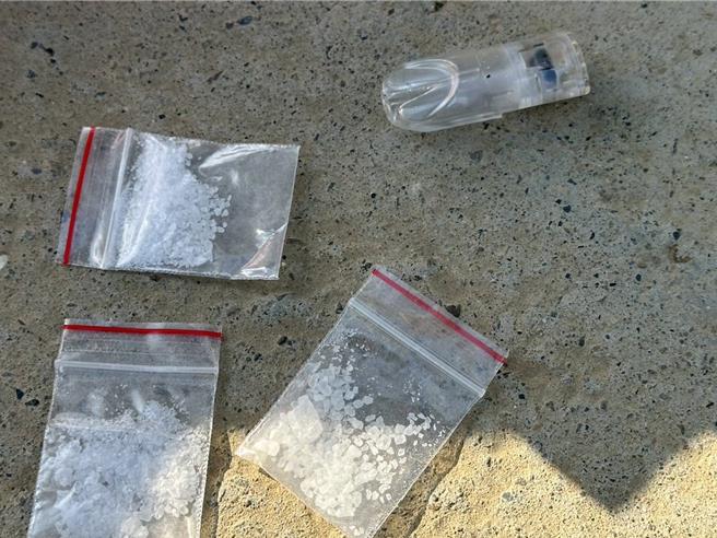 王姓通缉犯被逮后，车上查获K他命与菸弹等证物。（竹东分局提供／邱立雅竹县传真）