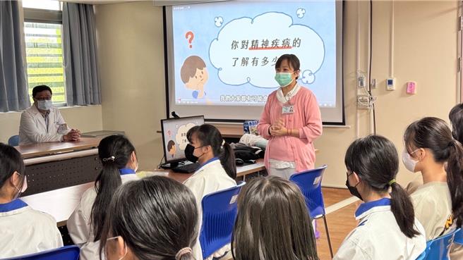 卫生福利部桃园医院携手桃园市立永丰高中，透过辅导老师赖铭佑开设的「从心里学心理学」课程，带领学生实地参访桃医精神科病房。（图／桃医提供）