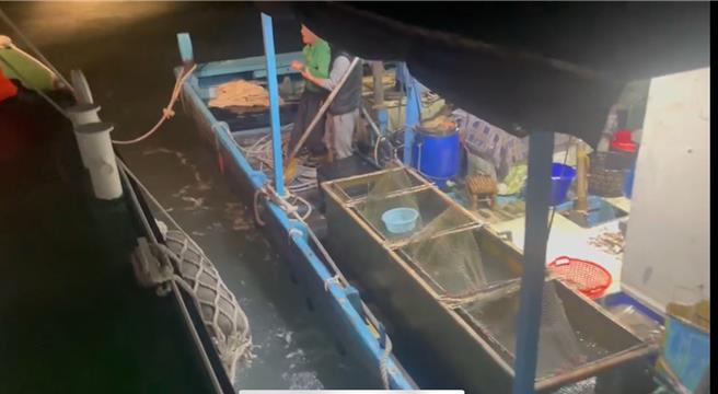 巡防艇抵达通报地点时，船员已恢復意识，但肢体瘫软无力，由其他船员抱扶着。(第十三海巡队提供／吕妍庭嘉义传真)