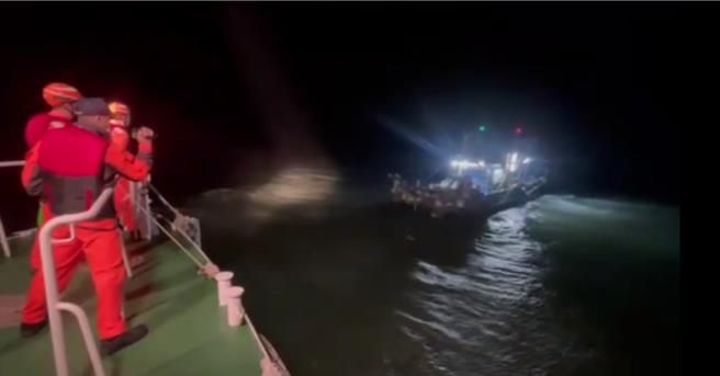 第十三（布袋）海巡队巡防艇获报后，火速赶到船只作业现场。(第十三海巡队提供／吕妍庭嘉义传真)