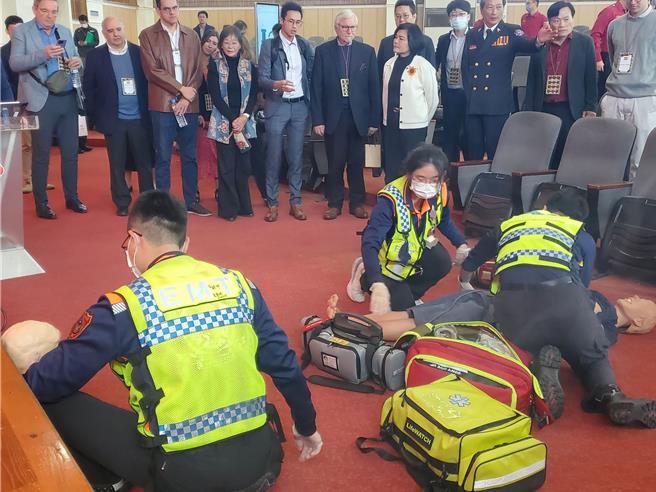 雲林縣消防局示範如緊急救護時如何使用手持式超音波、電動骨針、12導程心電圖給國際智慧城市來賓觀察。（周麗蘭攝）