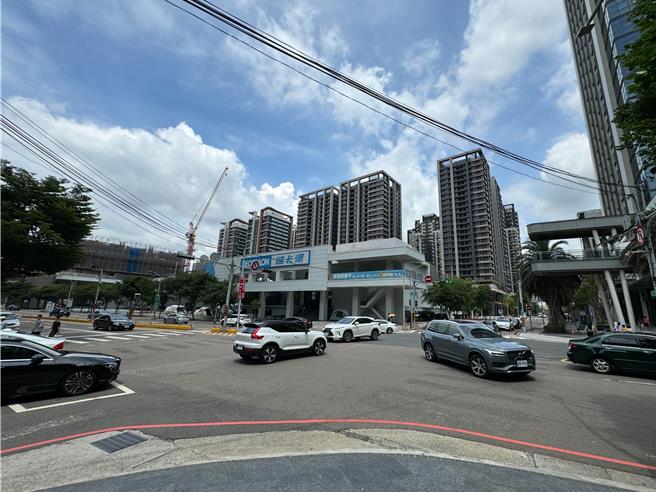 新竹市政府去年已调整慈云路上午尖峰号志时制为轮放时相，舒缓人车衝突，即起再调整下午尖峰号志时制为轮放时相，后续也会延长假日行人专用时相。（陈育贤摄）