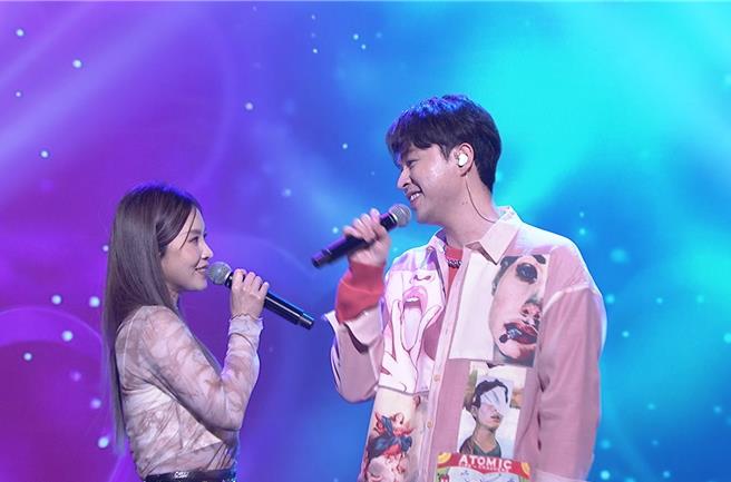 杜忻恬、李子森合唱过程充满粉红泡泡。（中视提供）